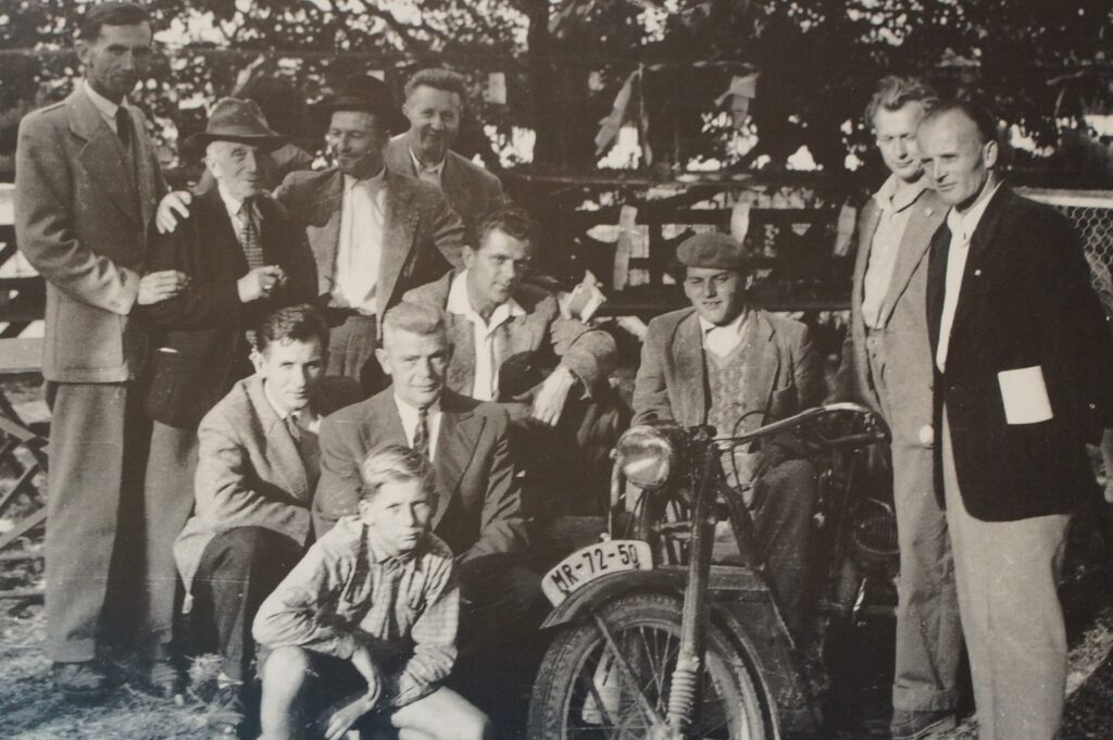 Výstavný výbor chovateľov. Môžme vidieť na fotografií aj Jozefa Štefanoviča, Michala Ataloviča, Samka Dudíka v klobúku, známeho huslistu z Myjavy. Okolo roku 1950.